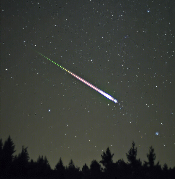 Bildet kan inneholde: himmel, stjerne, astronomisk objekt, vitenskap, komet.