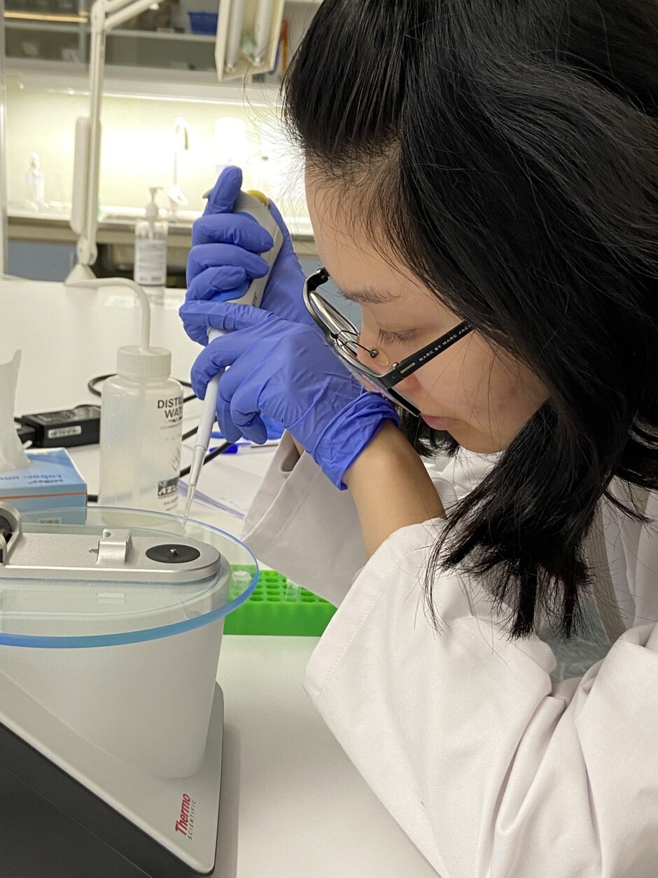 Dame driver med DNA-isolering