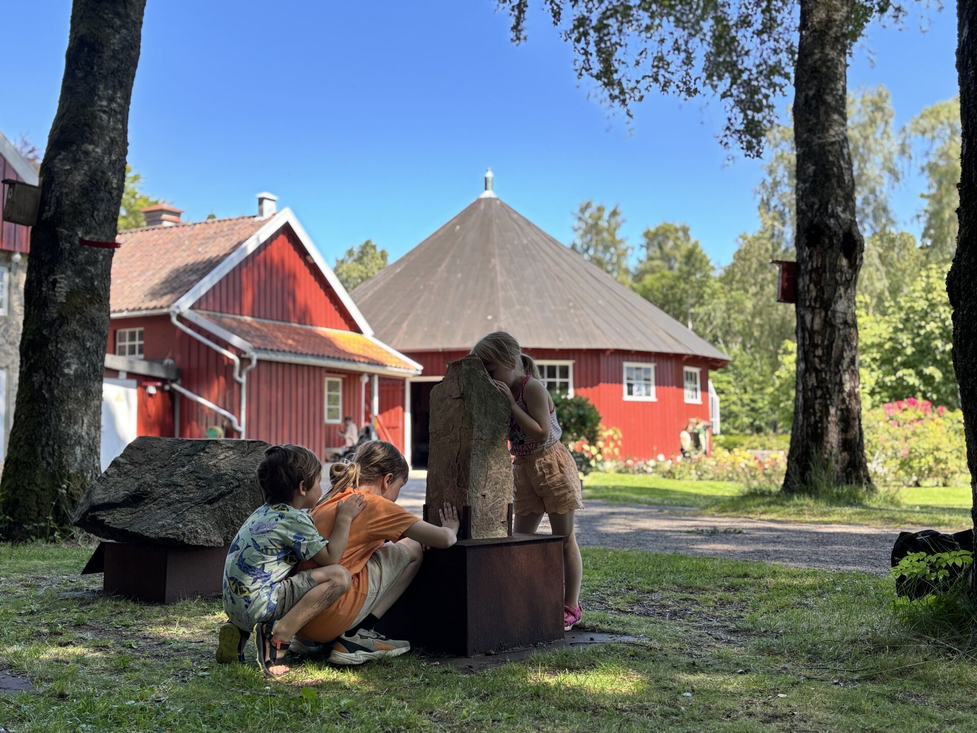 Eksemplar av bergart på pidestal