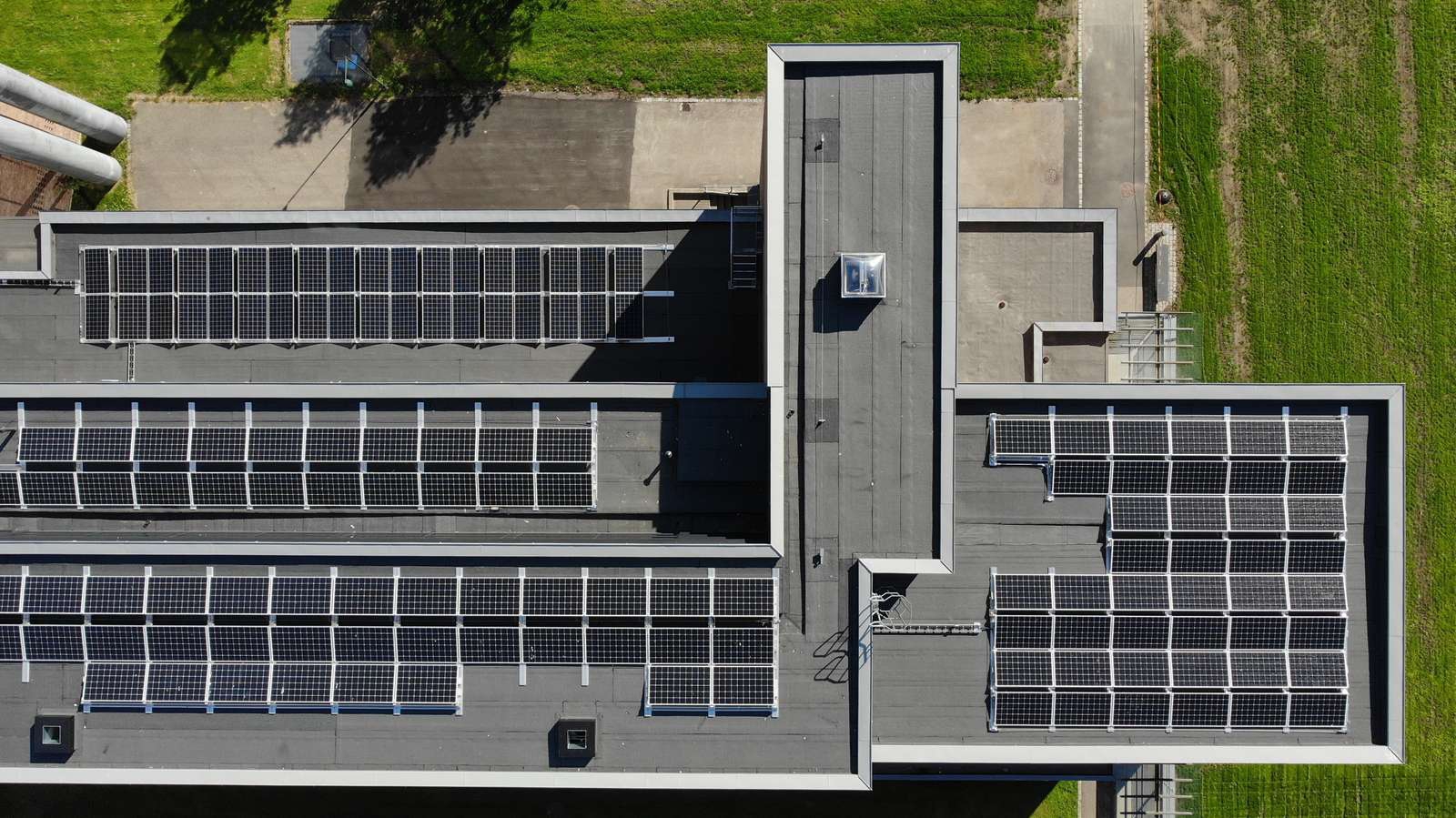 Solceller på tak, sett ovenfra.