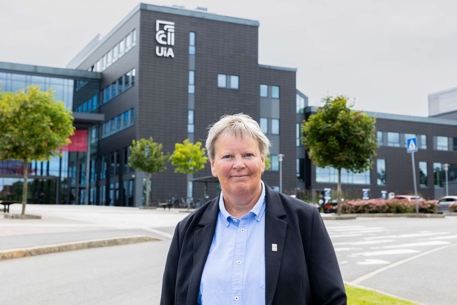Universitetsdirektør Seunn foran hovedinngangen til campus Grimstad
