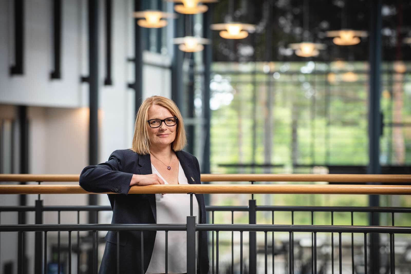 Bildet kan inneholde: smil, flash fotografering, gjerde, briller, lykkelig.