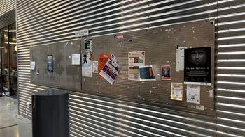 Bilde av oppslagstavle i Vrimlehallen, campus Kristiansand