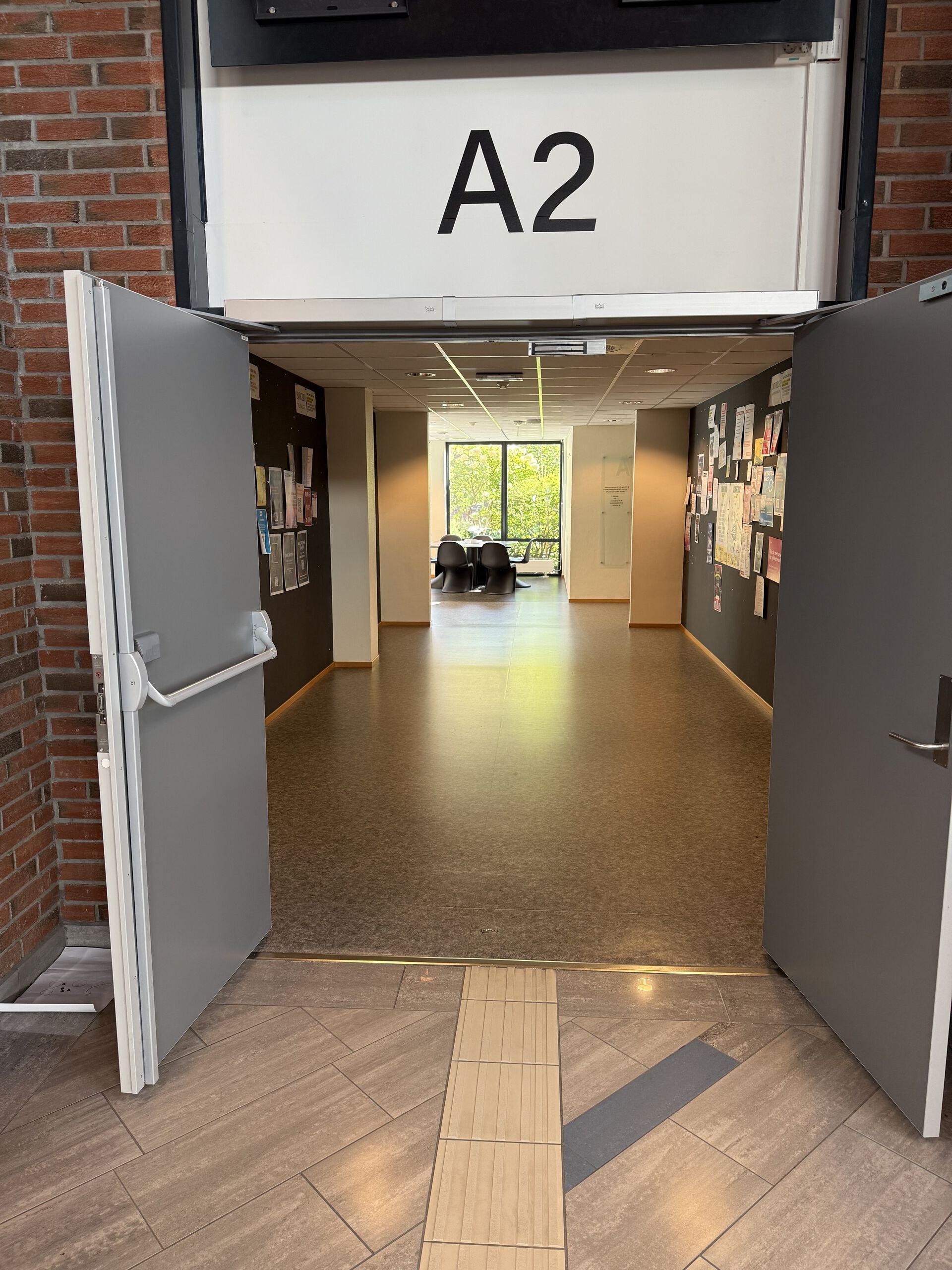 Bildet kan inneholde: tre, gulvbelegg, gulv, komposittmateriale, trefeis.