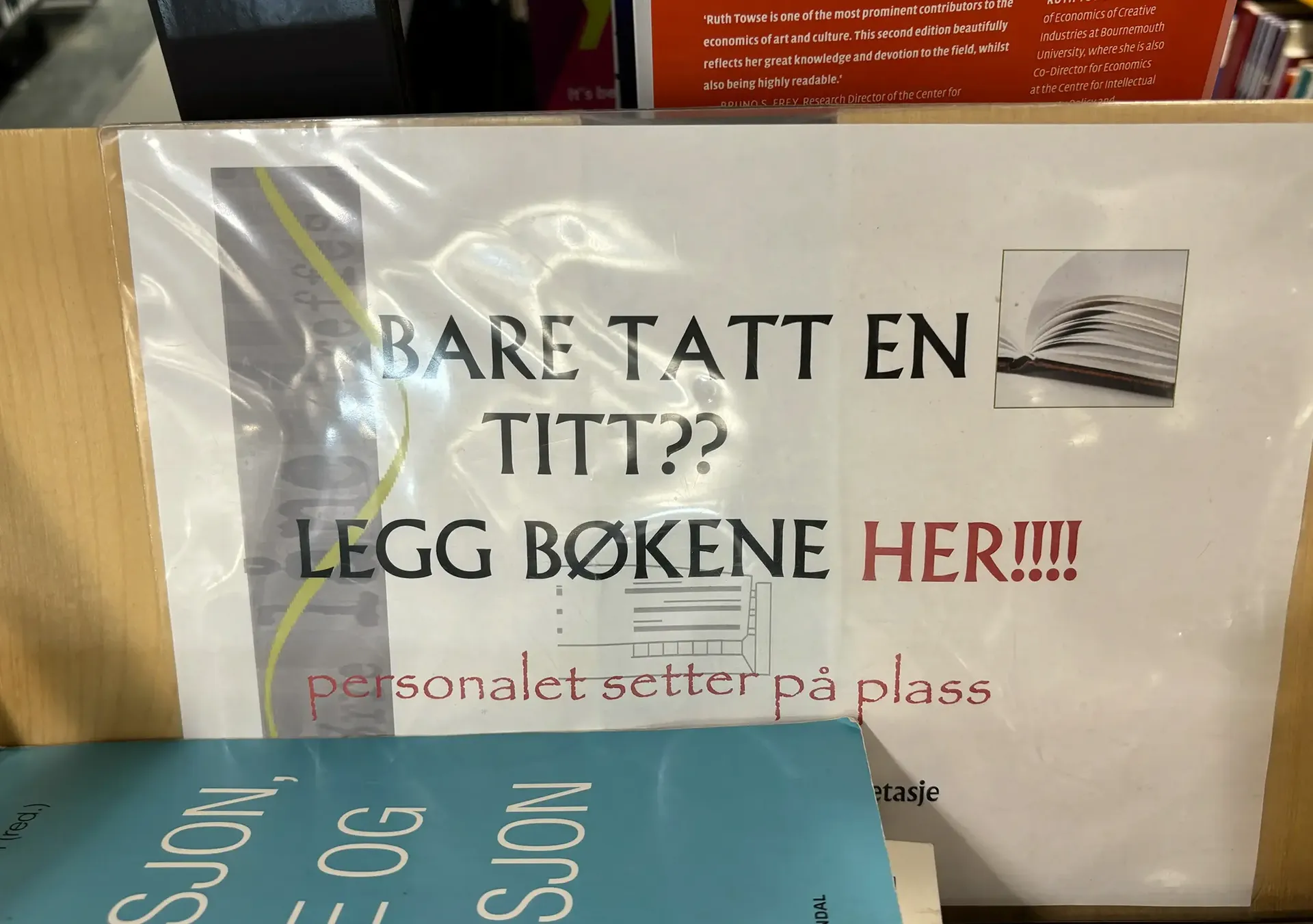 Bildet kan inneholde: font, materiell egenskap, utgivelse, reklame, tre.