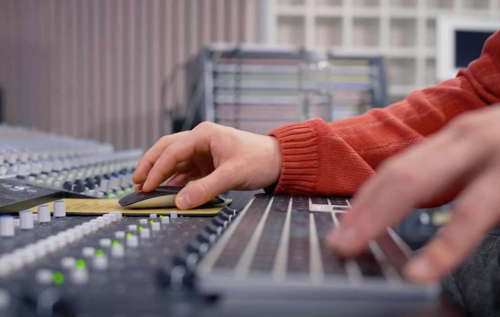 Bildet kan inneholde: elektronisk enhet, lydutstyr, teknologi, elektronikk, studio.