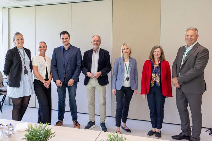 Fra venstre: Senior Manager Gry Øvreeide (Cedra Norge), akkrediteringsansvarlig og samfunnskontakt Ingvill Rimstad (Handelshøyskolen ved UiA), førsteamanuensis Daniel Göller (Handelshøyskolen ved UiA), førstelektor Geir Haaland (Handelshøyskolen ved UiA), Partner Siv Vøllestad Larsen (Cedra Norge), Regionleder Cedra Sørlandet Olav Kristian Stokkenes (Cedra Norge) Foto: Maria van Schoor / UiA