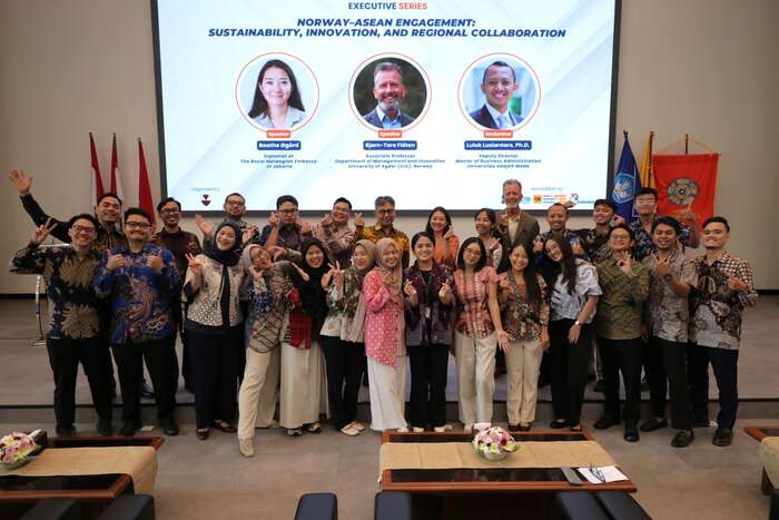 De nye 20 ASEAN-studentene under seremonien sammen med diplomat Beathe Øgård fra den norske ambassaden i Jakarta og studieprogramleder Bjørn-Tore Flåten fra Handelshøyskolens ved UiA.  Foto: UGM