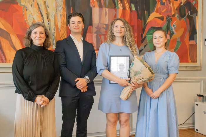 Fra venstre: Kristin Wallevik (dekan ved Handelshøyskolen ved UiA), Robin Fossbråten (nestleder i Mercurius), Fanny Trouvé (alumn), Agnes Nymark (leder for prosjektutvalget i Mercurius)