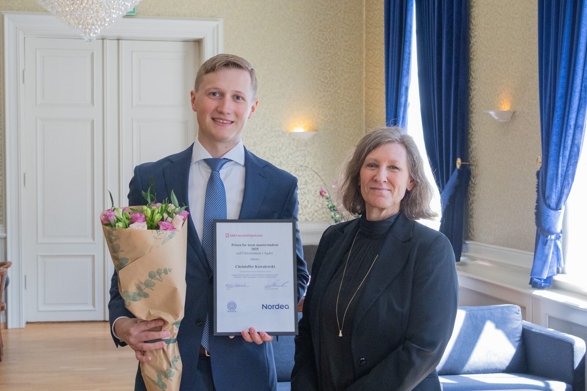 Bildet viser Christoffer Kowalewski og dekan Kristin Wallevik.