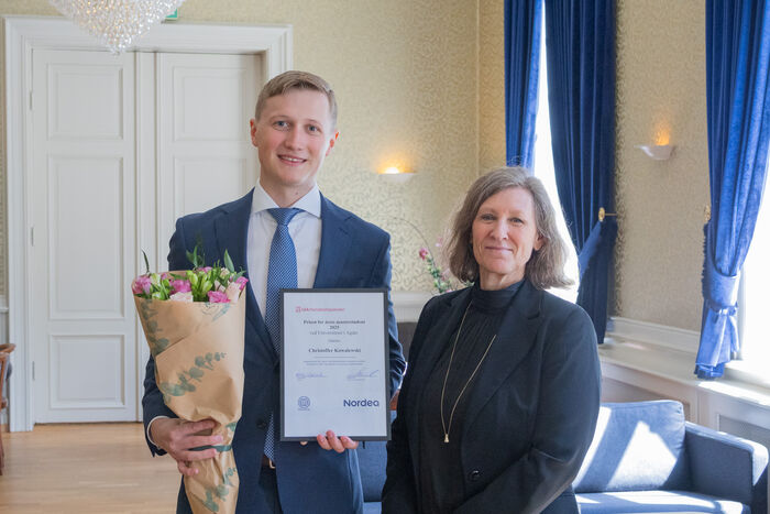 Bildet viser Christoffer Kowalewski og dekan Kristin Wallevik.