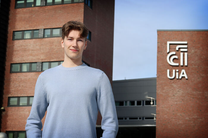 Bildet viser Oliver Carr foran universitetet.
