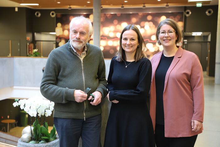 Bildet kan inneholde: person, smil, erme, ansikt, interiørdesign.