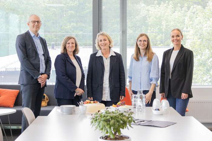 Fra venstre: konserndirektør strategi og prosjekt Steinar Breen (Sparebanken Norge), dekan Kristin Wallevik (Handelshøyskolen ved UiA), bedriftsrådgiver Ingrid Susanne Andersen (Sparebanken Norge), strategisk rådgiver Fabia Sønningdal (Sparebanken Norge), akkrediteringsansvarlig og samfunnskontakt Ingvill Rimstad (Handelshøyskolen ved UiA)