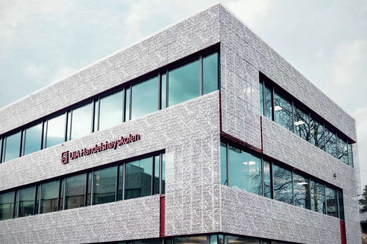 Photo of the School of Business and Law main building on Campus Kristiansand 