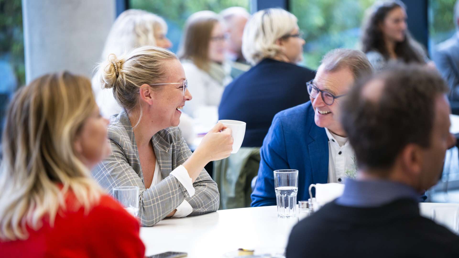 Bildet kan inneholde: møbler, bord, interiørdesign, sitter, skrivebord.