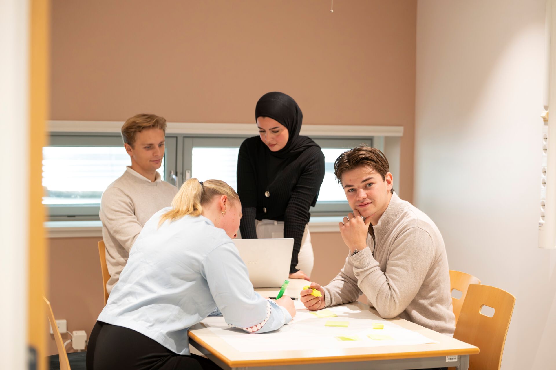 Bildet kan inneholde: person, hår, hode, ungdom, samspill.