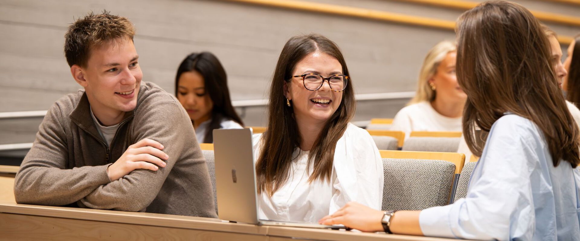 Studenter i et auditorium