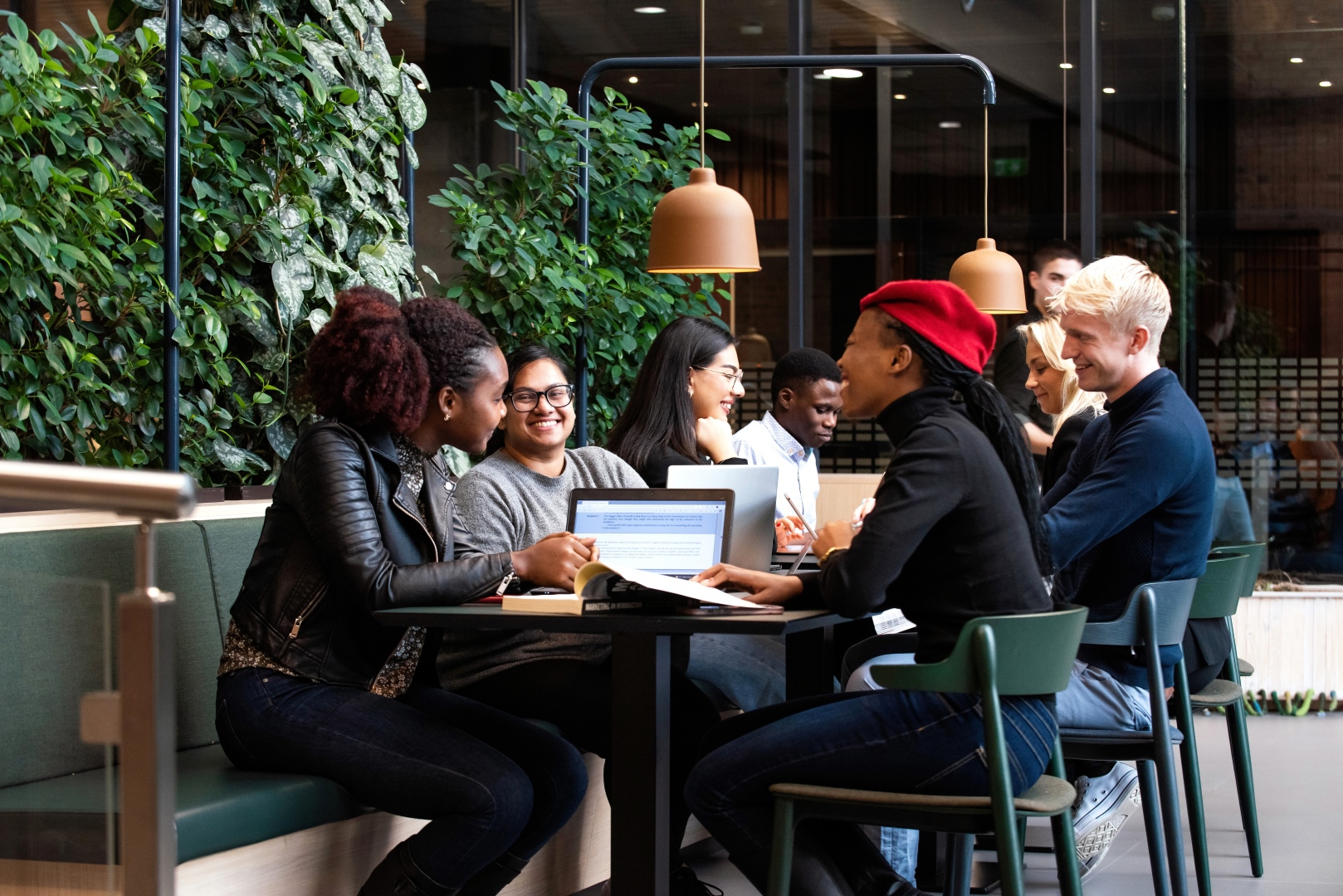Flere internasjonale studenter prater hyggelig i Vrimlehallen