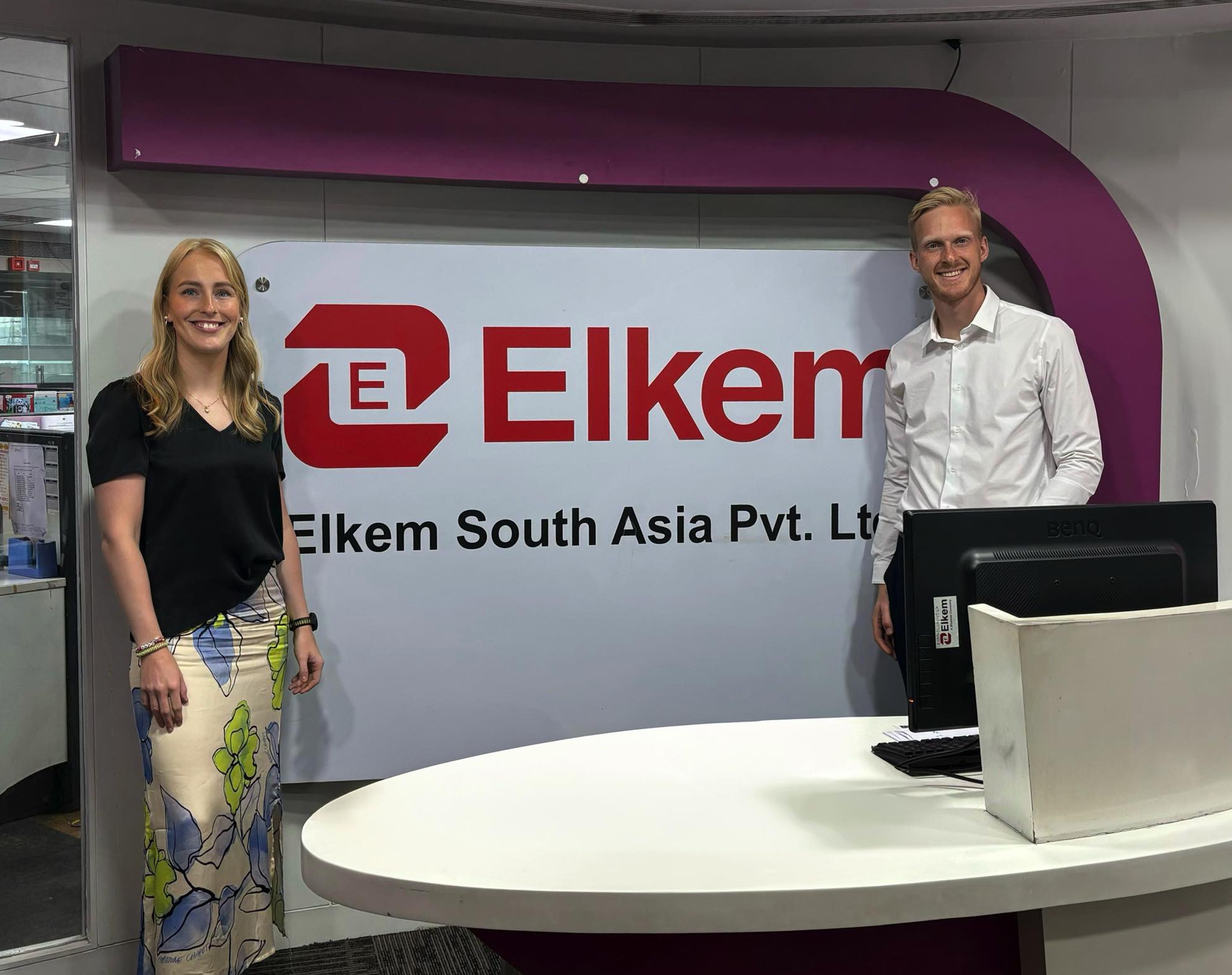 Kristian Myhre, masterstudent i International Business, og Karine Myrland, masterstudent i Økonomi og administrasjon (spesialisering i Analytical Finance) på Elkem sitt kontor.