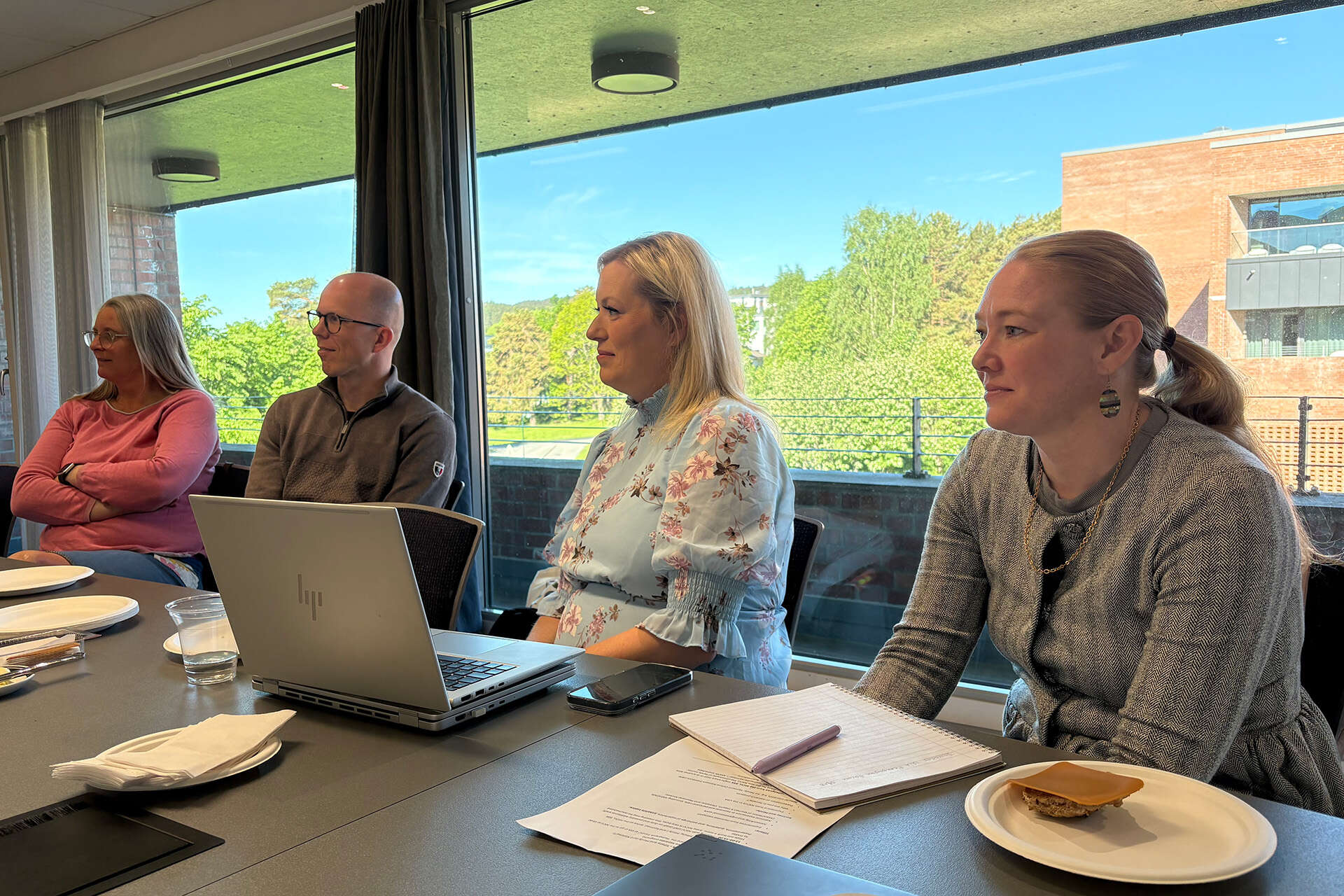 Veileder og ph.d.-student fra UNMC diskuterer pedagogiske utfordringer med ansatte ved Institutt for helse- og sykepleievitenskap ved UiA.