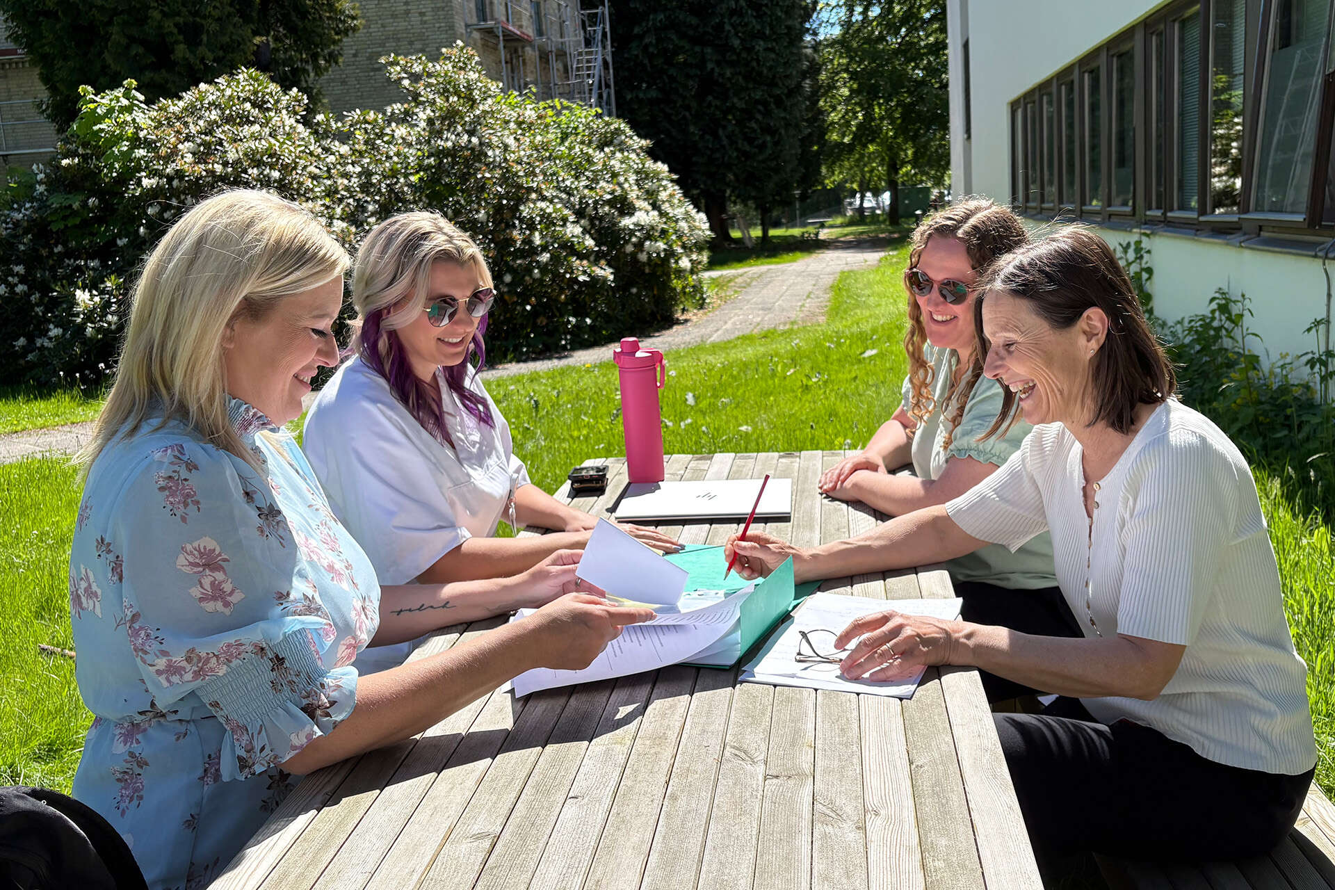 Deltakere fra UNMC Tiffany, Kortney, Trine Ubostad fra Nyfødtintensiv ved Sørlandet sykehus og UiAs Anne Marit Føreland i møte om felles forskningsprosjekt.