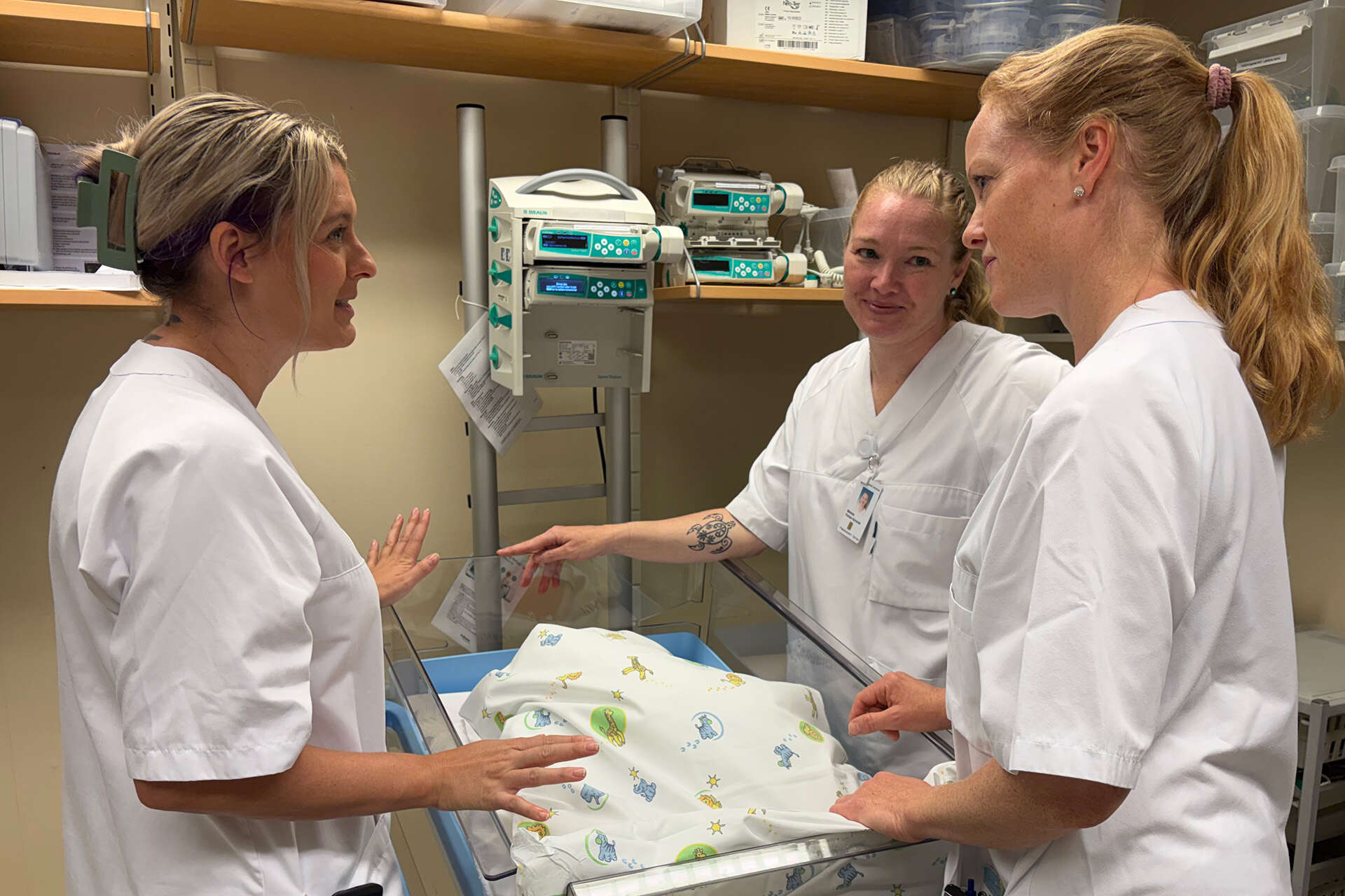 Mindy Pariser-Schmidt, Kortney Curtman og barnesykepleier Mona Katrin Eilertsen ved Nyfødtintensiv ved Sørlandet sykehus i faglig samhandling med ph.d.-studenter og nyfødtsykepleiere fra UNMC. Foto: Anne Marit Føreland, UiA
