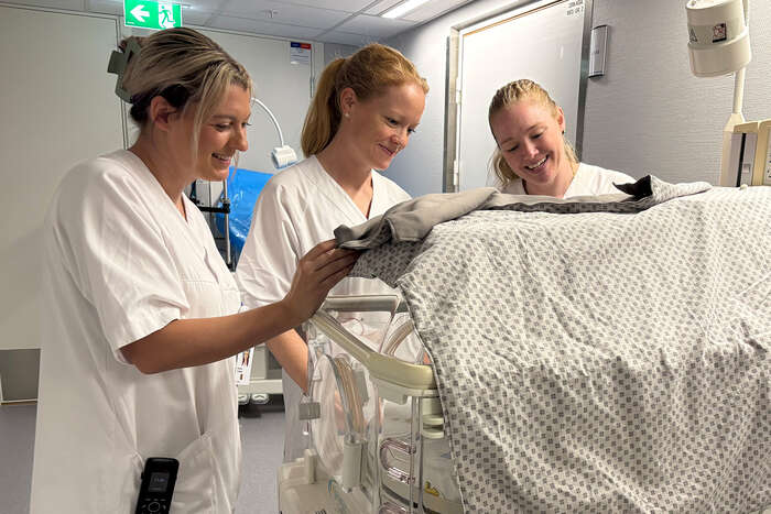Mindy Pariser-Schmidt, Kortney Curtman og barnesykepleier Mona Katrin Eilertsen ved Nyfødtintensiv ved Sørlandet sykehus i faglig samhandling med ph.d.-studenter og nyfødtsykepleiere fra UNMC.