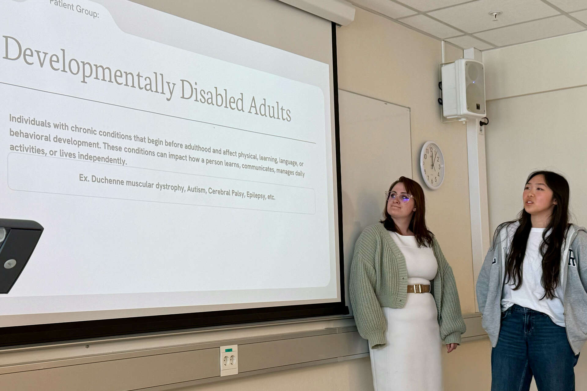Bachelorstudentene fra University of Nebraska Medical Center presenterer erfaringer fra praksis og gruppearbeid ved UiA, og reflekterer over forskjeller og likheter mellom norsk og amerikansk helsetjeneste.