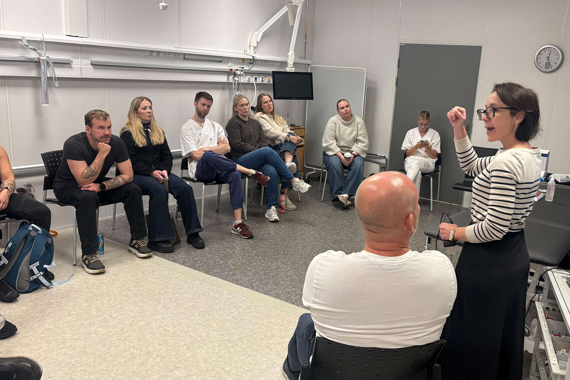 Fernanda på besøk i Klinikklaboratoriet for å observerer AKS studenter gjør systematisk kartlegging og vurdering