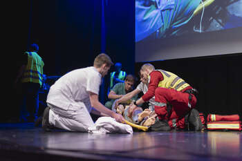 Bildet kan inneholde: underholdning, scenekunst, teater, drama.