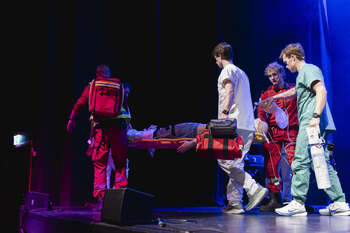Bildet kan inneholde: scenekunst, underholdning, scene, ytelse, performancekunst.