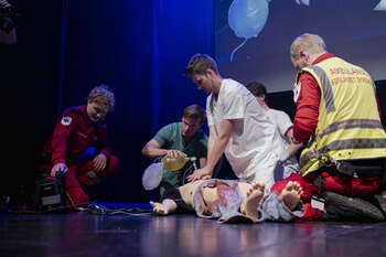 Bildet kan inneholde: underholdning, scenekunst, drama, teater.