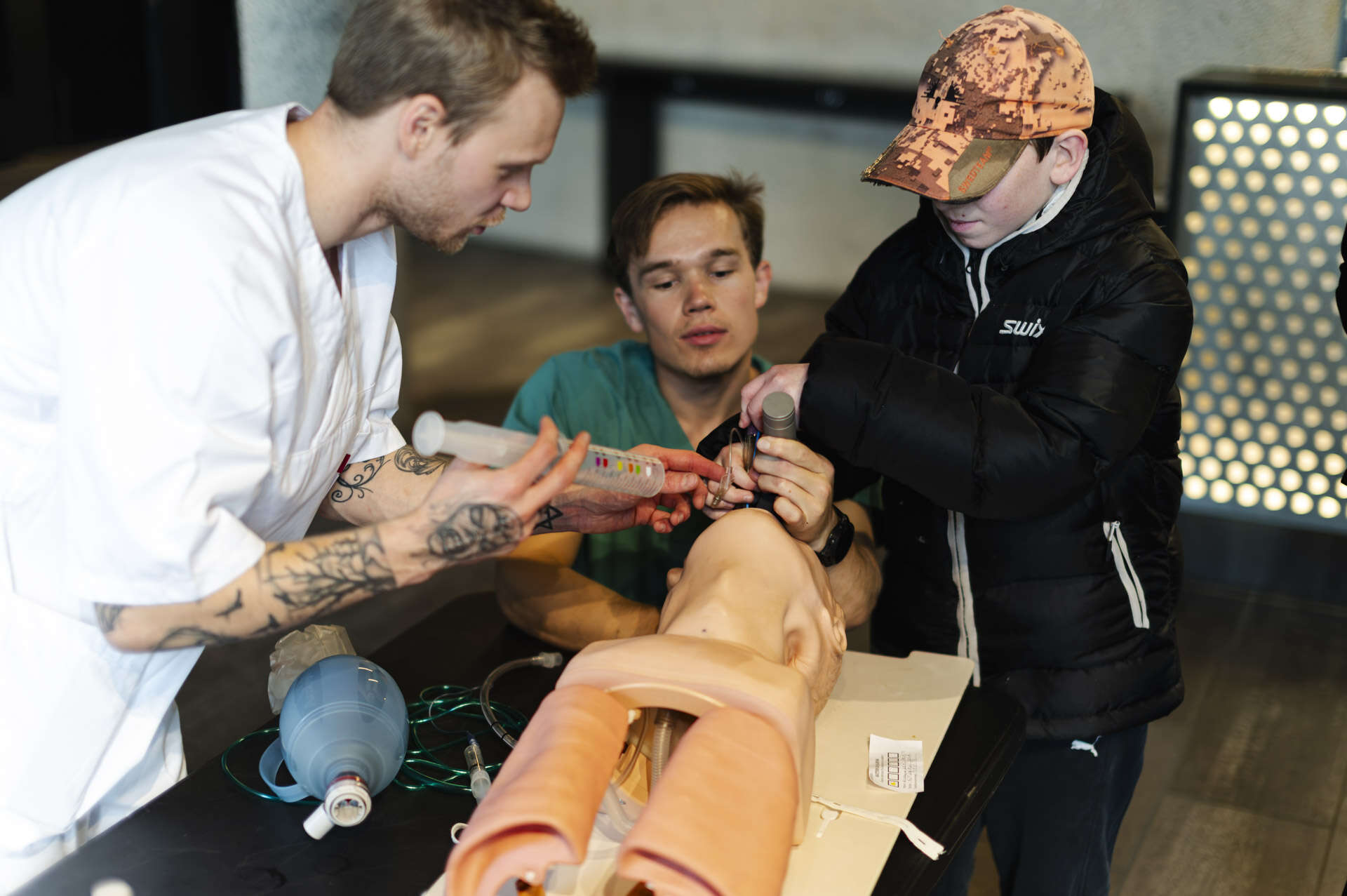 Sykepleie- og medisinstudent viser prosedyren på intubering.