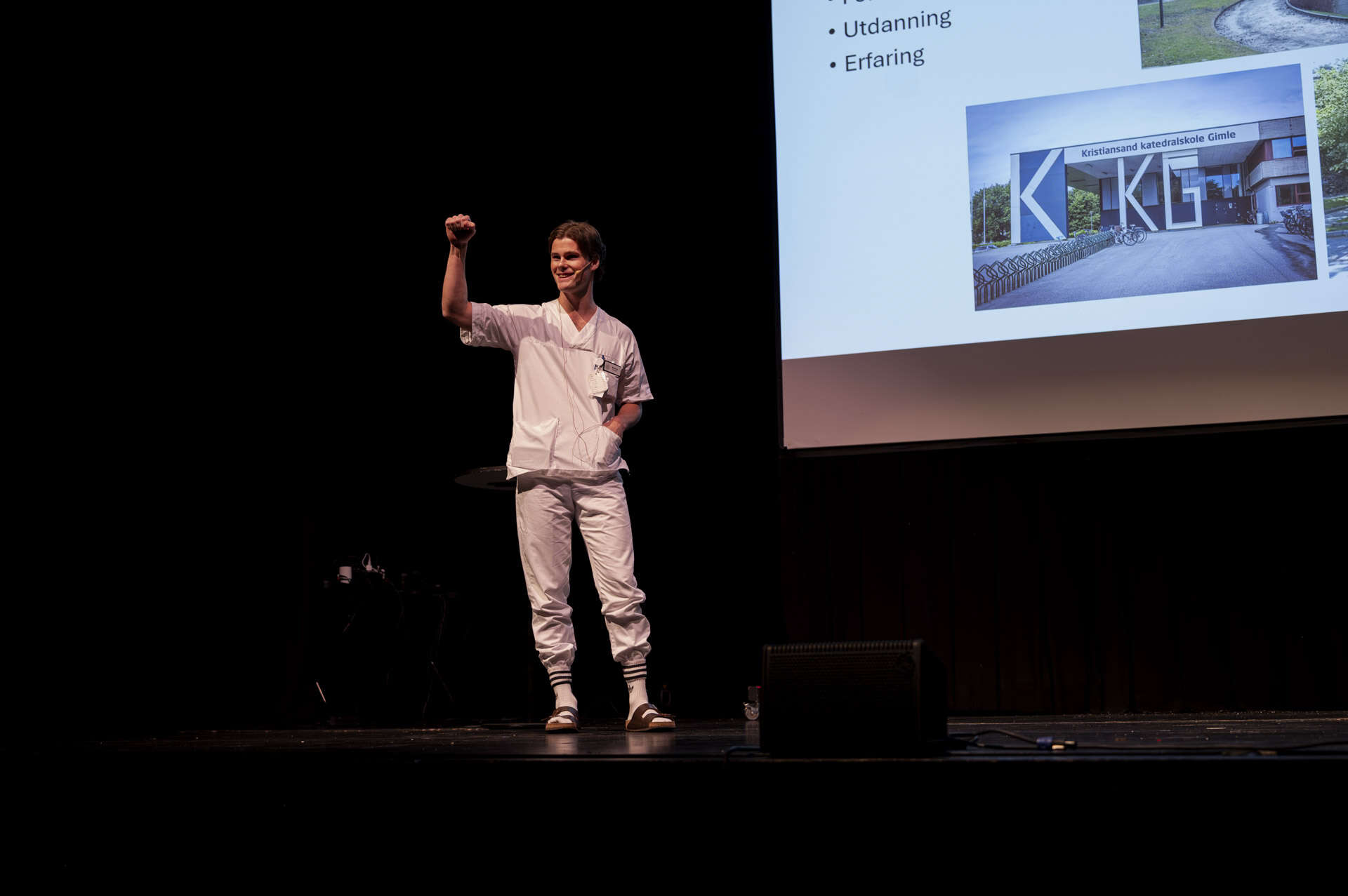 Bildet kan inneholde: menneskekroppen, elektronisk enhet, hendelse, stående, presentasjon.