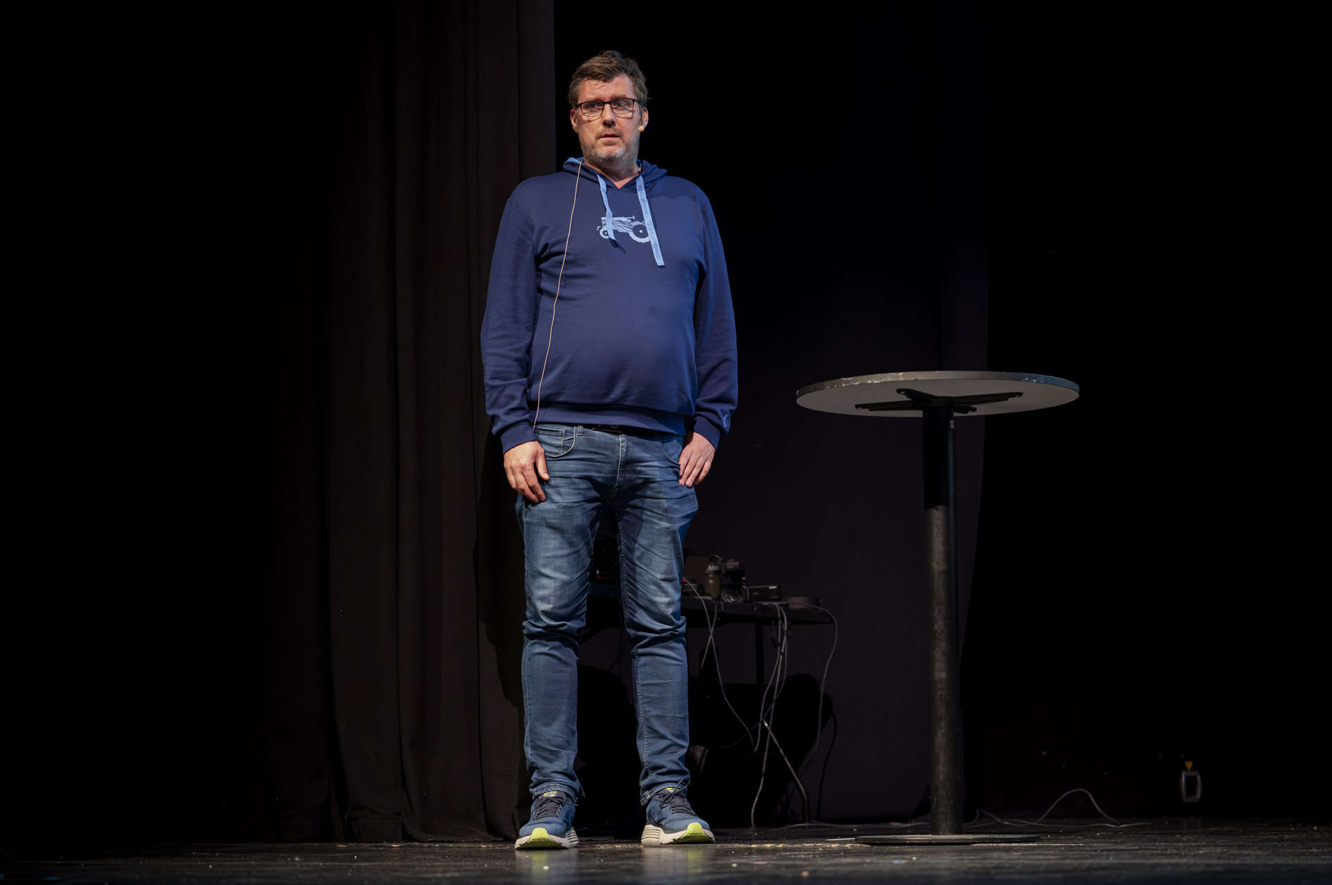Bildet kan inneholde: skulder, bukse, stående, denim, bein.
