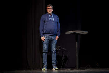 Bildet kan inneholde: skulder, bukse, stående, denim, bein.