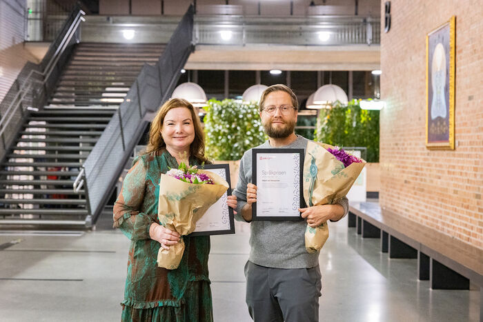 Bildet viser Anne Opsal og Sveinung Berntsen Stølevik som holder blomster og plaketter.