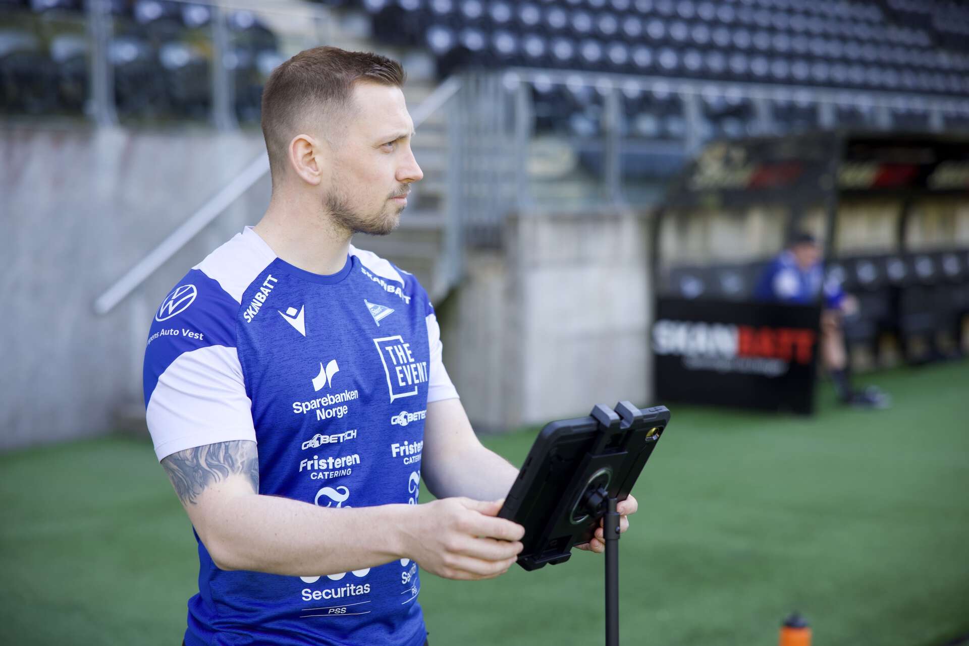 Doktorgradsstipendiat Daniel Kvamme ser ut over en fotballbane under en treningsøkt