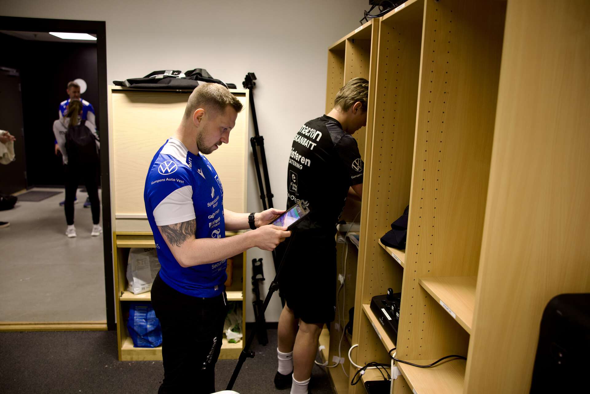 Doktorgradsstipendiat Daniel Kvamme gjør noen siste forberedelser før treningsøkt med U17-laget til IK Start