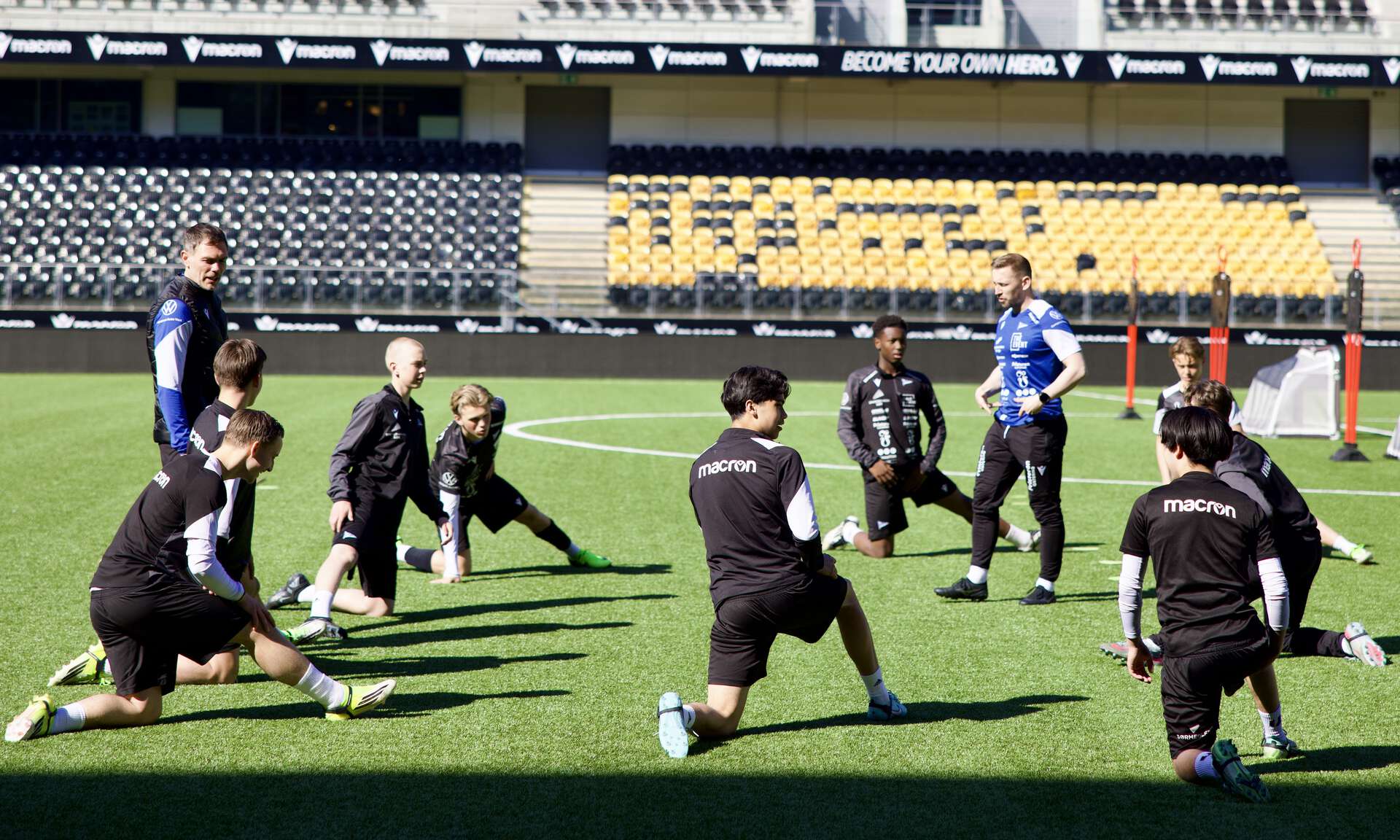 U17-spillere på IK Start får instruksjoner under en treningsøkt