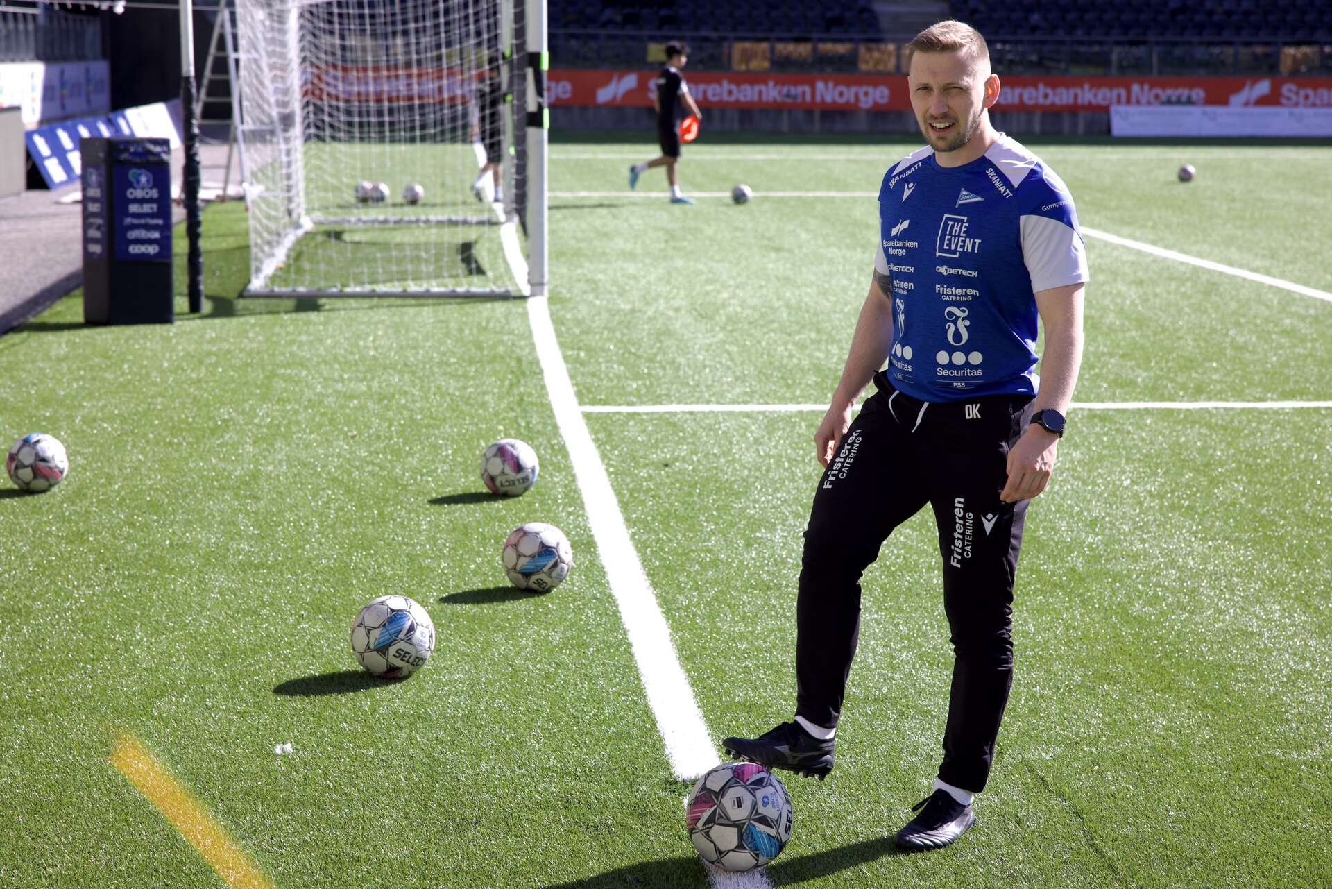 Doktorgradsstipendiat Daniel Kvamme på banen under en treningsøkt med U17-laget til IK Start