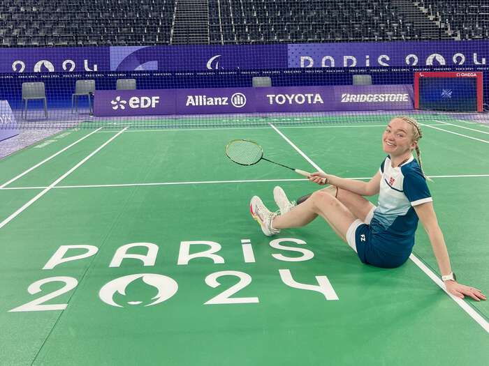 Parabadmintonspiller Helle Sofie Sagøy på banen i Paris hvor hun vant bronse i Paralympics 2024.