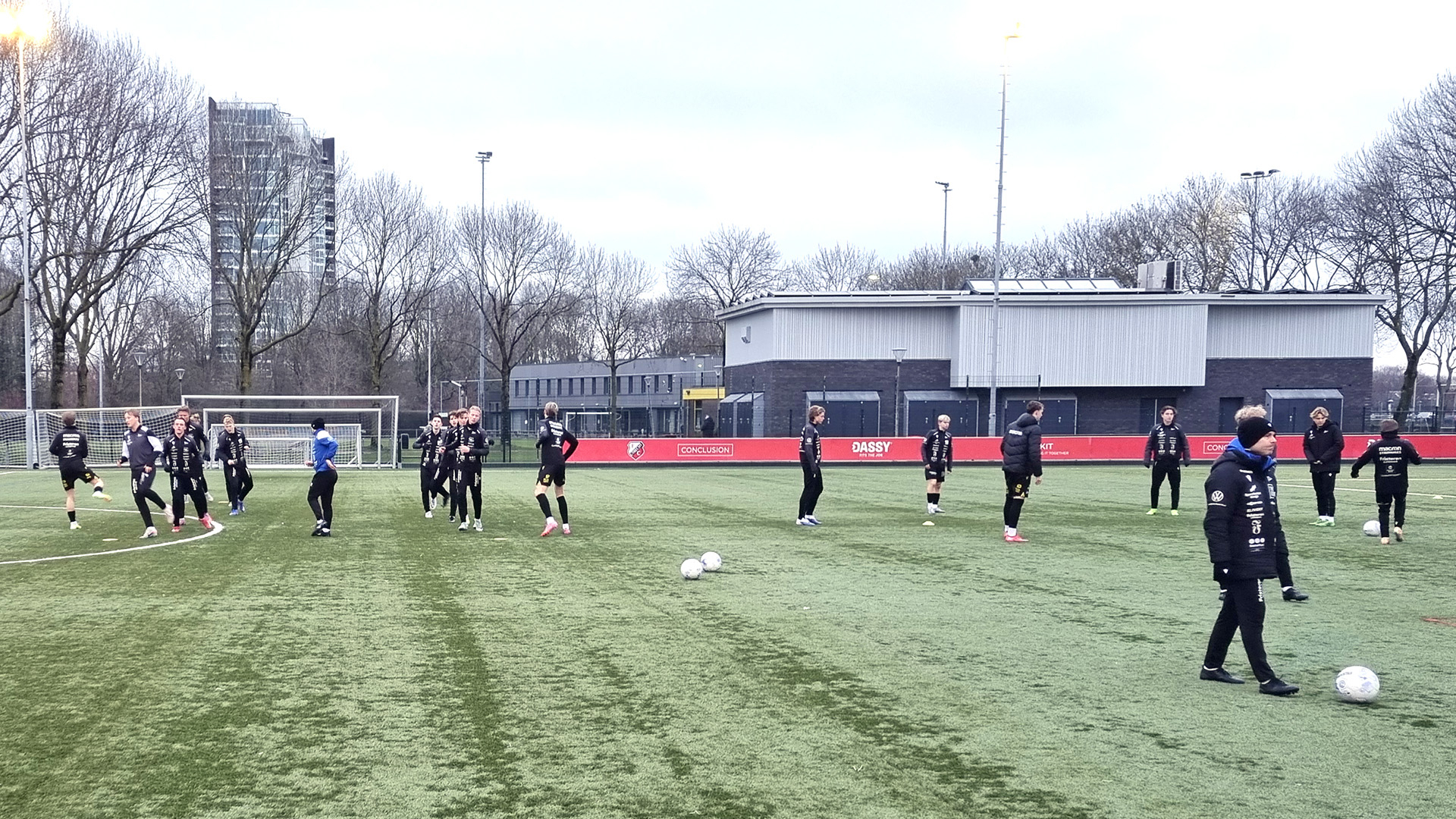 Bildet kan inneholde: sportsarena, gress, lagsport, spiller, fotball.
