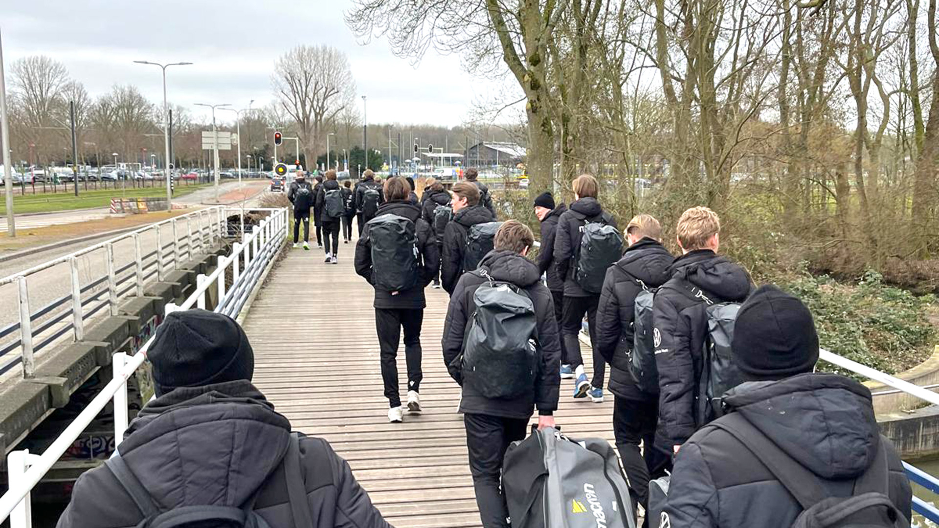 Bildet kan inneholde: jakke, fotgjenger, rekreasjon, mengde, fritid.