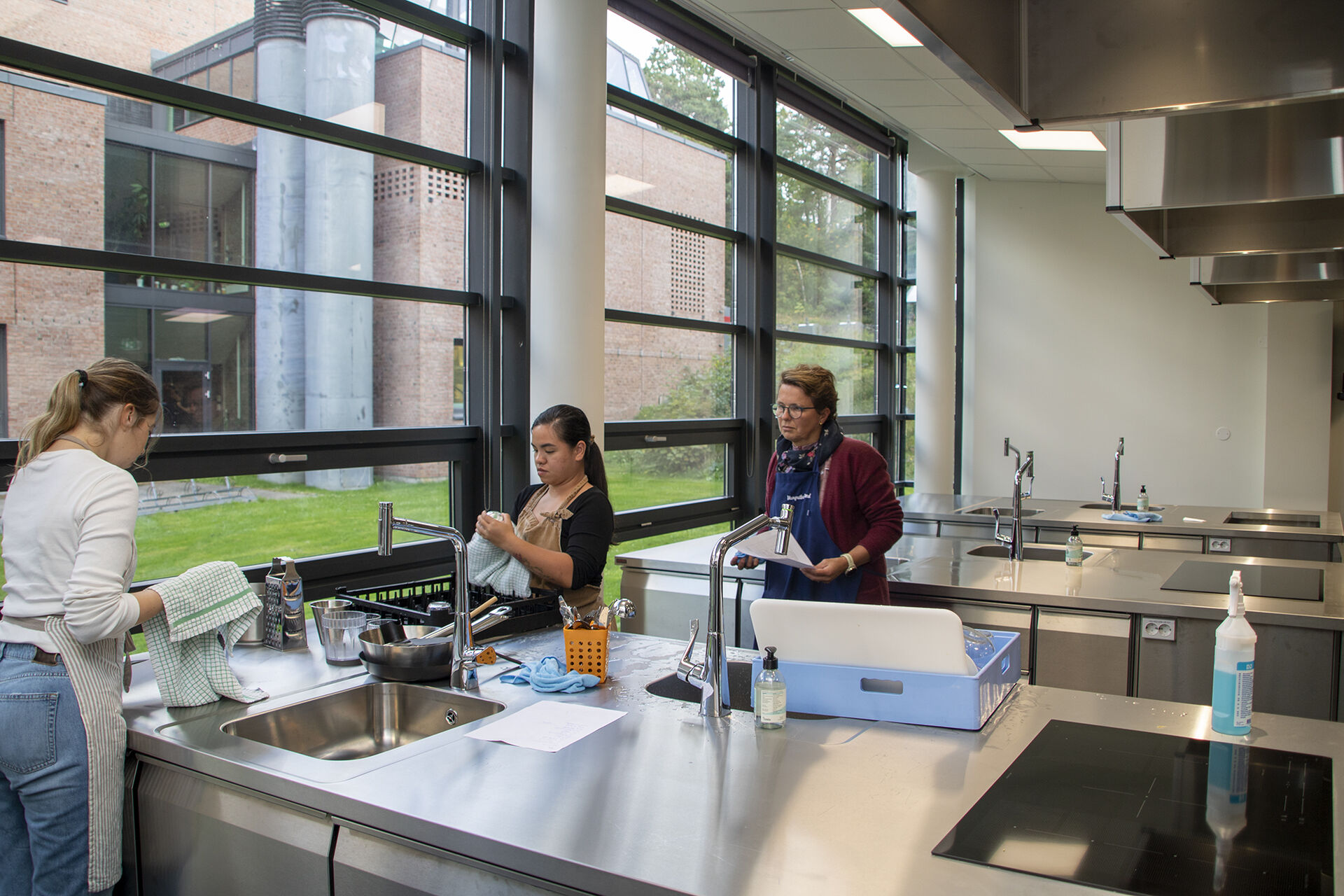 Bildet viser studenter som lager mat.