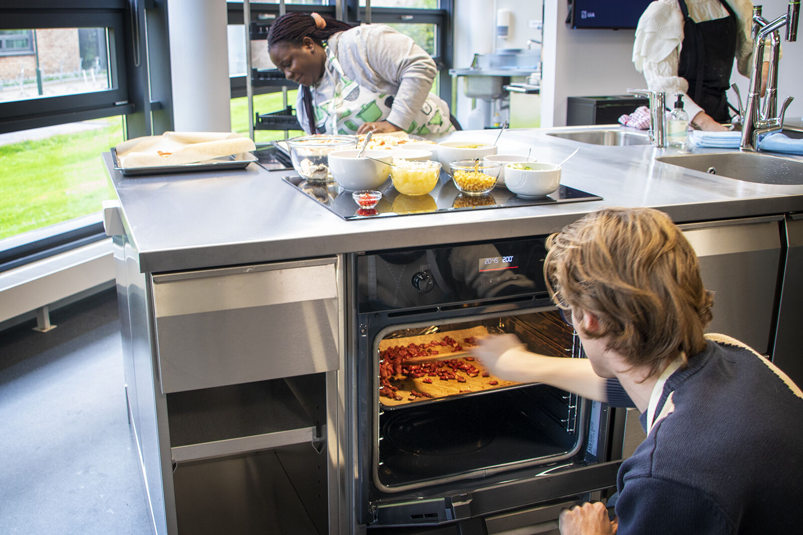 Bildet viser to studenter som lager mat.