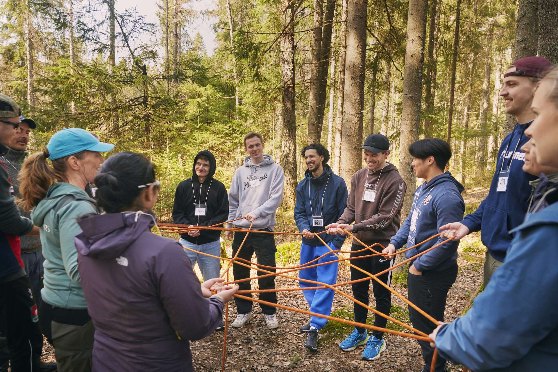 Elever gjennomfører uteskole-opplegg ute i skogen.