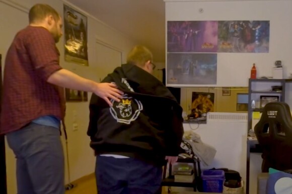 Bildet viser ein vernepleier som jobber med å få ein mann med Down syndrom til å gå på jobb