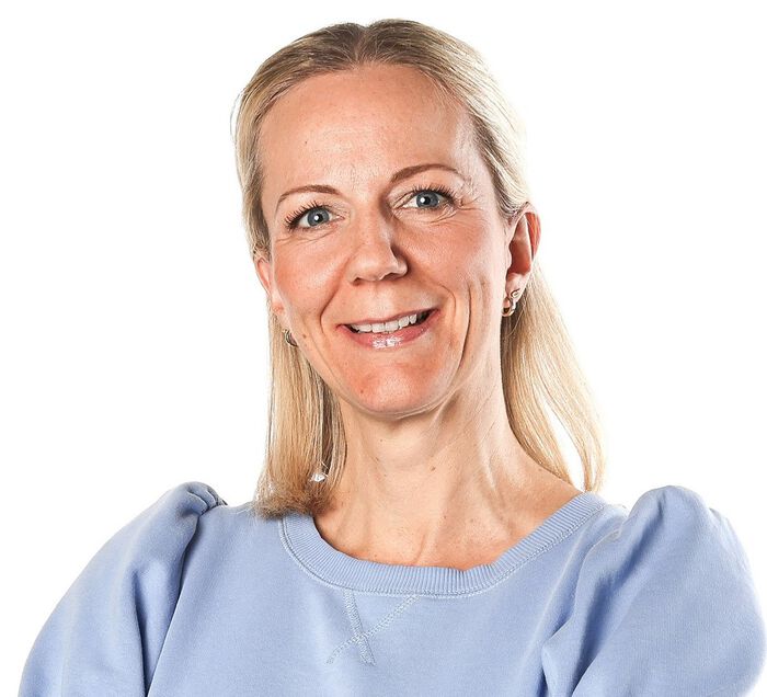 Bildet kan inneholde: person, smil, hake, øyenbryn, skulder.